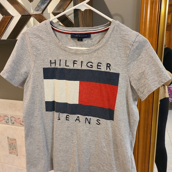 Tommy Hilfiger T Shirt - Picture 1 of 2